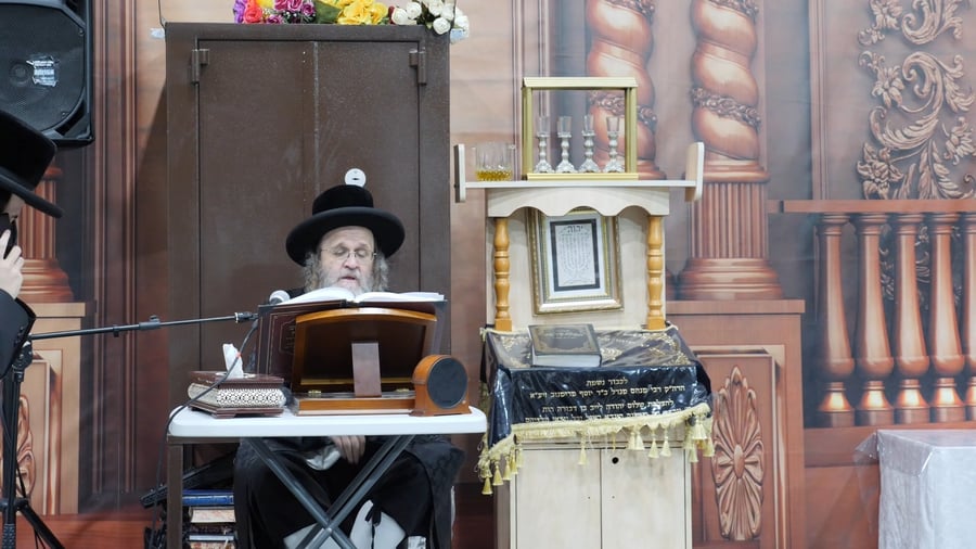 האדמו"ר מדינוב בשיחתו בליל תשעה באב