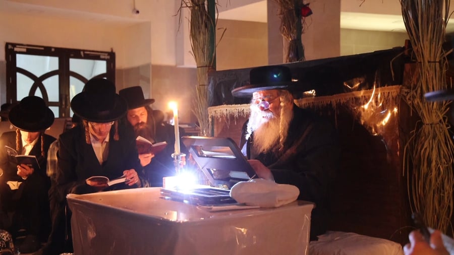 תשעה באב בחצה"ק קרעטשניף י-ם