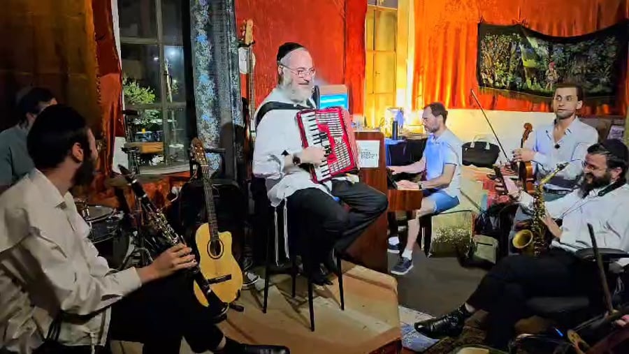 ר' אברהם לייב עם הכליזמרים 