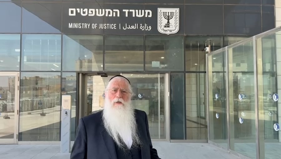 פרוש שובת רעב מול משרד המשפטים