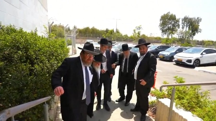 הגרמ"ה הירש בביקור בכלא