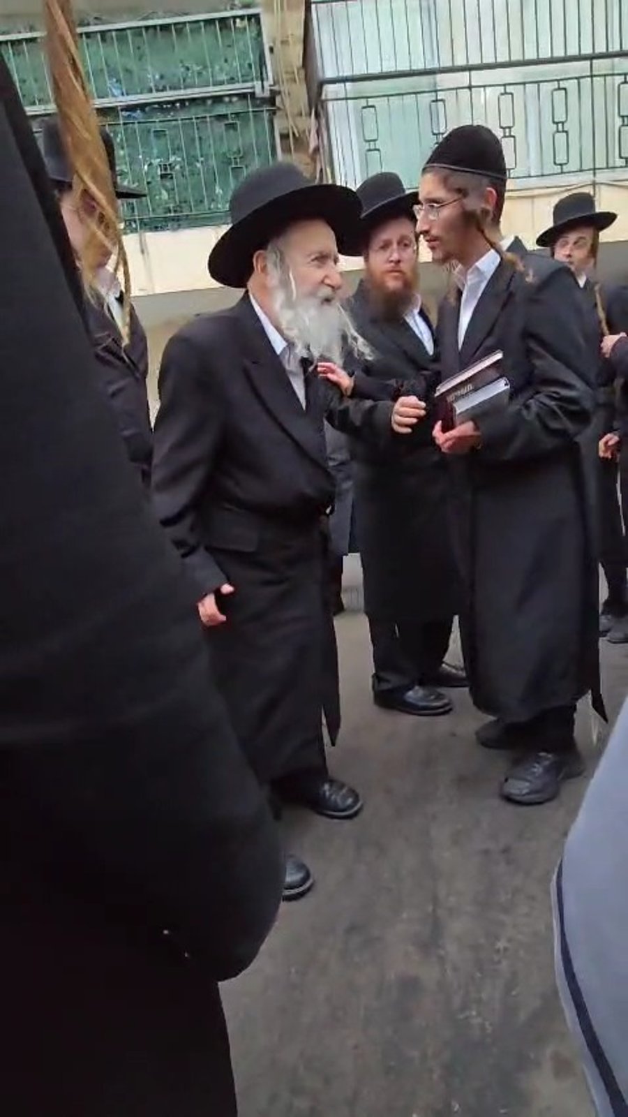 התקרית בסמוך למעונו של האדמו"ר מאמשינוב