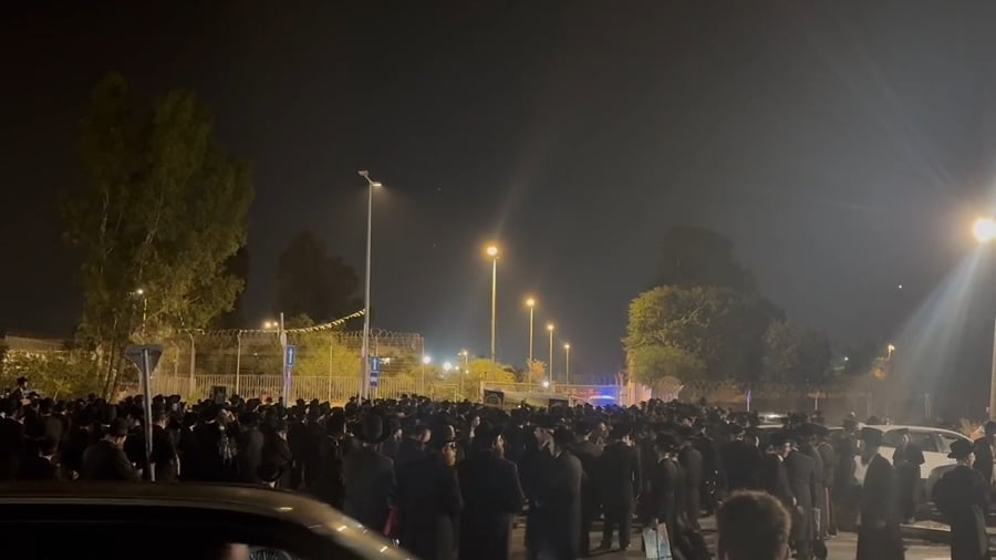 מחאת הענק של קהילות החסידים מול שערי כלא 10