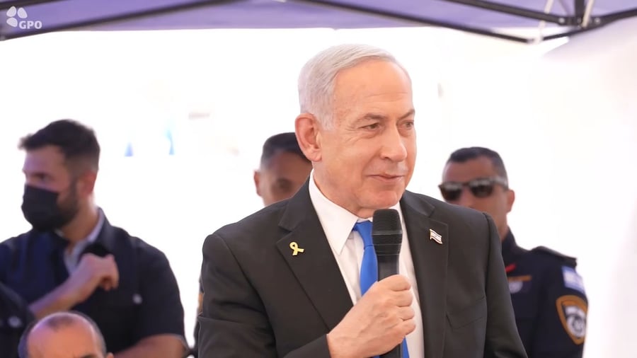 נתניהו במהלך ביקורו בפלוגה החרדית