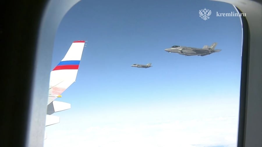 הליווי הנשיאותי לפוטין בשמי אלסקה