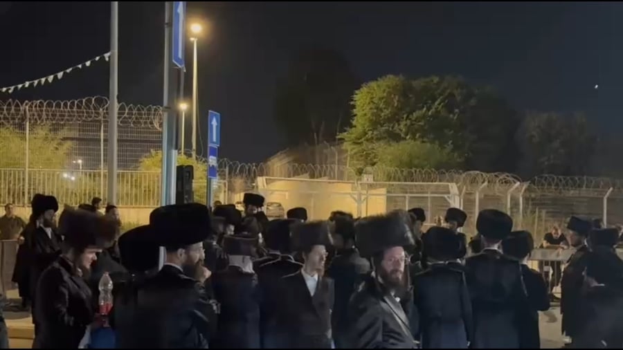 דברי הרה"צ ר' דוד צבי בידרמן, בן האדמו"ר מלעלוב בני ברק והרה"ח ר' מרדכי שלמה ברים, ממשפיעי חסידי בויאן, בעצרת