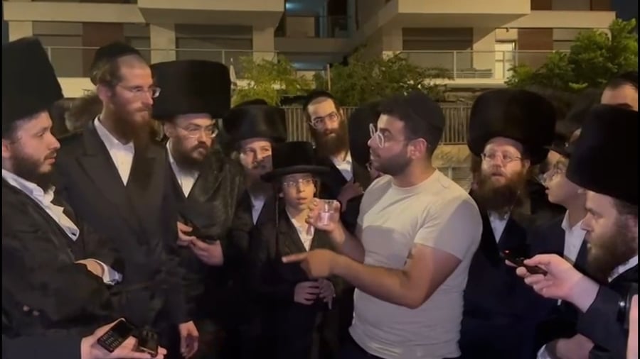 הבחור מאיר יונה מתקבל בשירה וריקודים ומשחזר את המעצר, הכליאה והשחרור