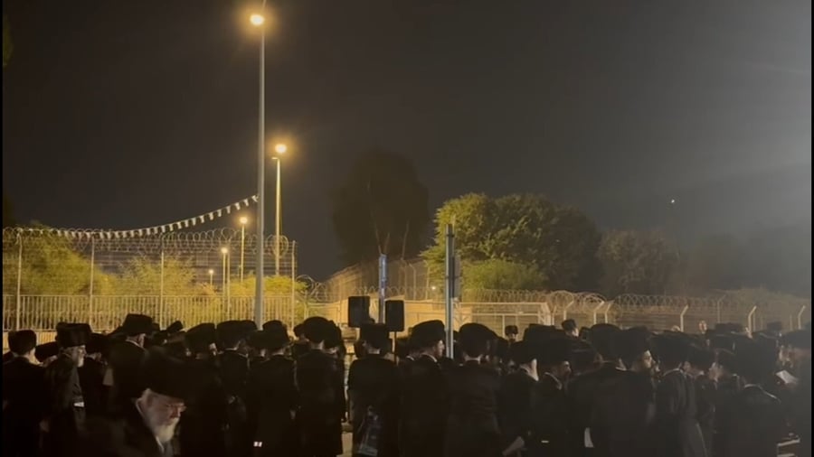 נאומי ראש ישיבת חידושי הרי"ם הגאון ר' חיים ישראל אברמצ'יק והגאון החסיד ר' יוסף צבי אקשטיין, מרבני חסידות גור בבני ברק בעצרת