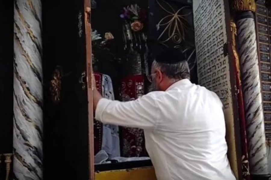 פתיחת ארון הקודש בבית הכנסת אבוהב