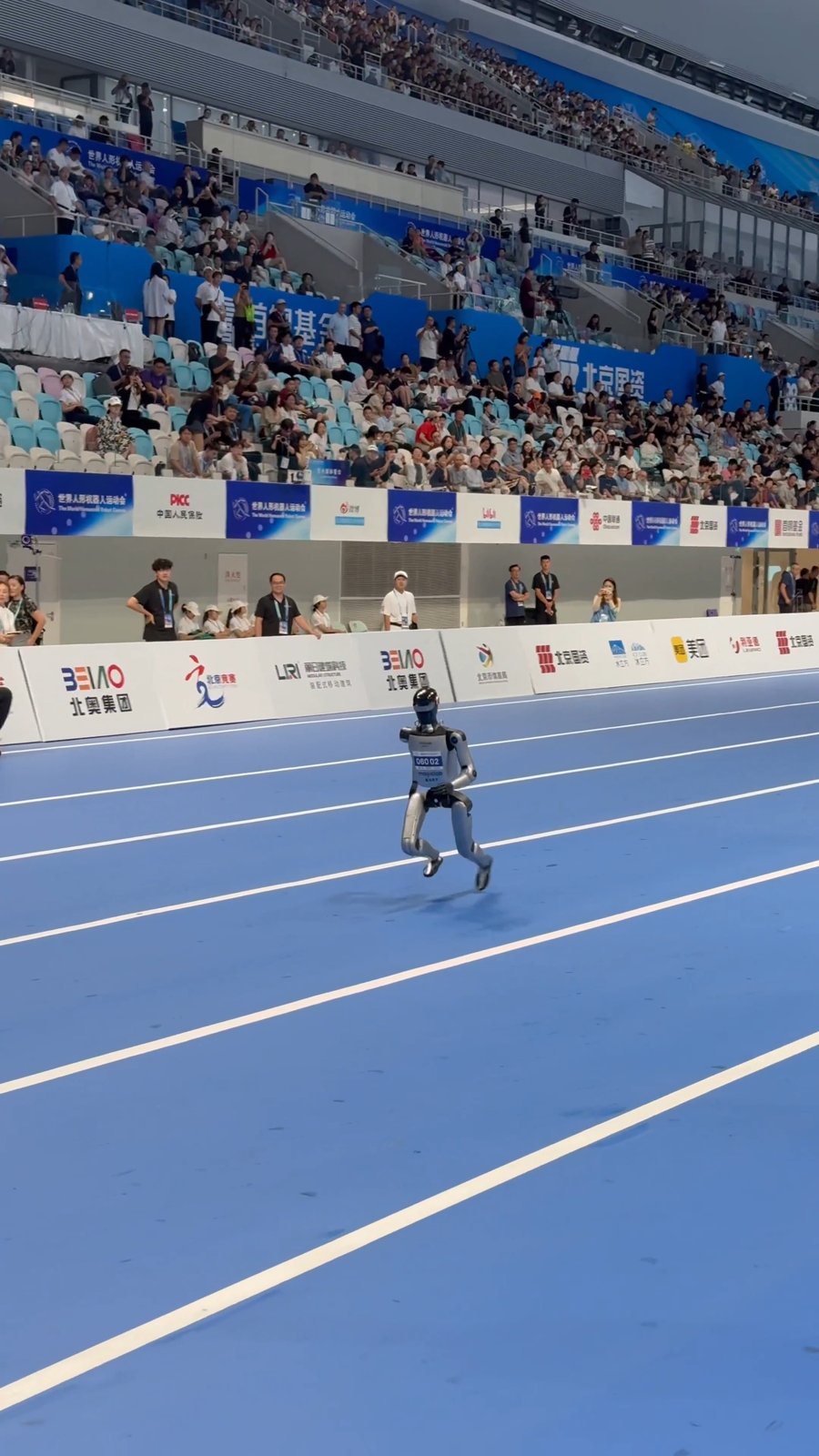 הרובוט נופל בריצת 1500 מטר