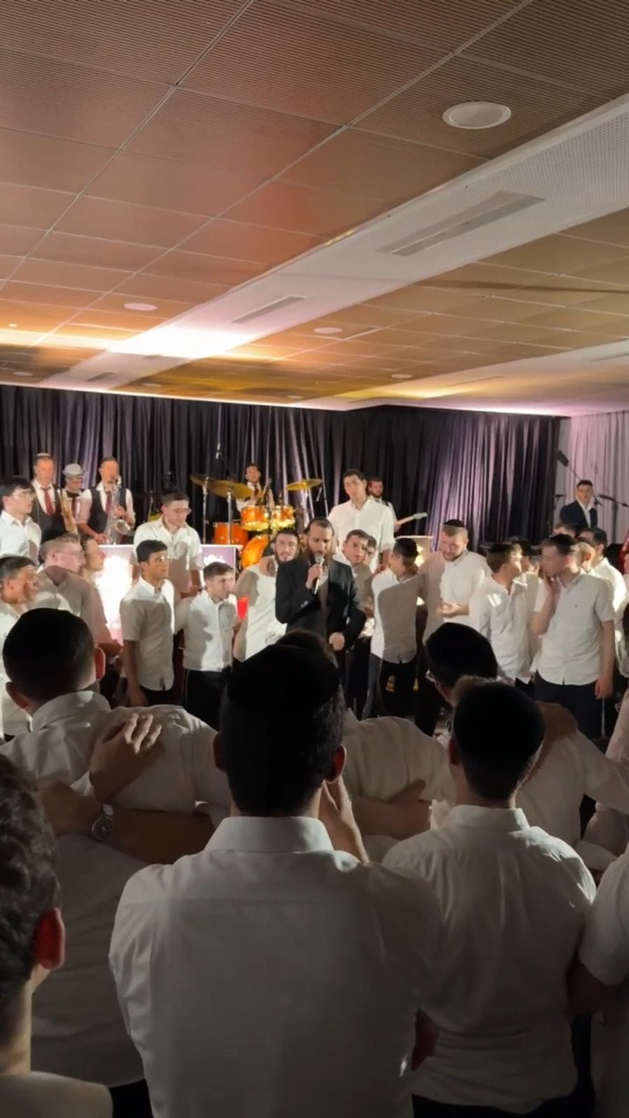 בערי וועבר בדביקות עם בחורי 'אור אלחנן'