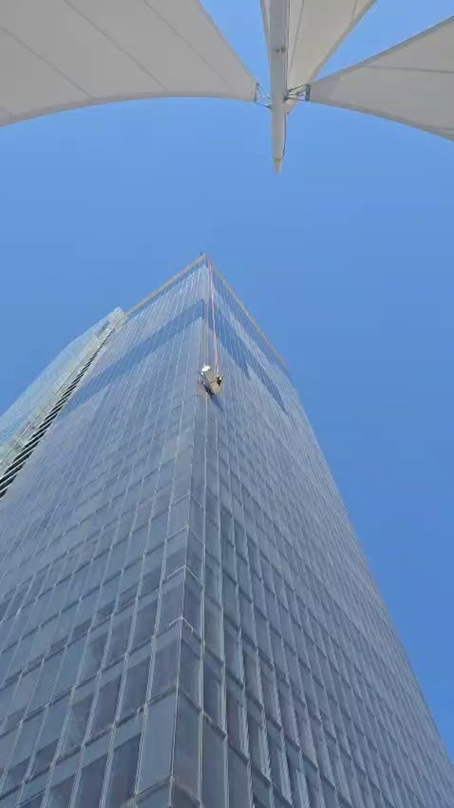 תקועים בקומה ה-13