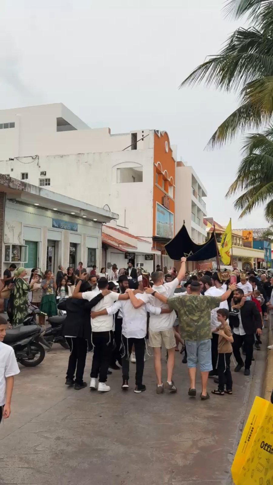 הכנסת ספר תורה בקוזומל שבמקסיקו