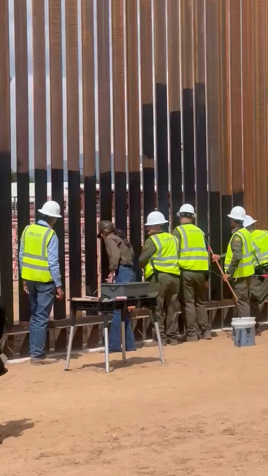 שרת ביטחון הפנים, קריסטי נואם צובעת את הגדר בשחור