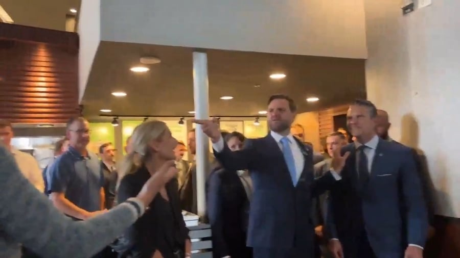 סגן הנשיא לועג למפגין