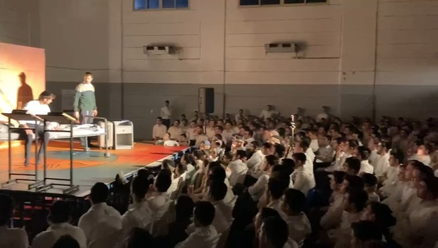 מחזה "סוף זמן" בקעמפ של ישיבת 'וולפסון'