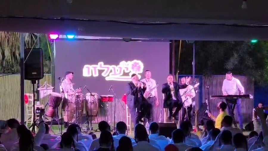 יידל ורדיגר ודודי קאליש במחנה 'יעלזו' של הבחורים החסידיים במיר