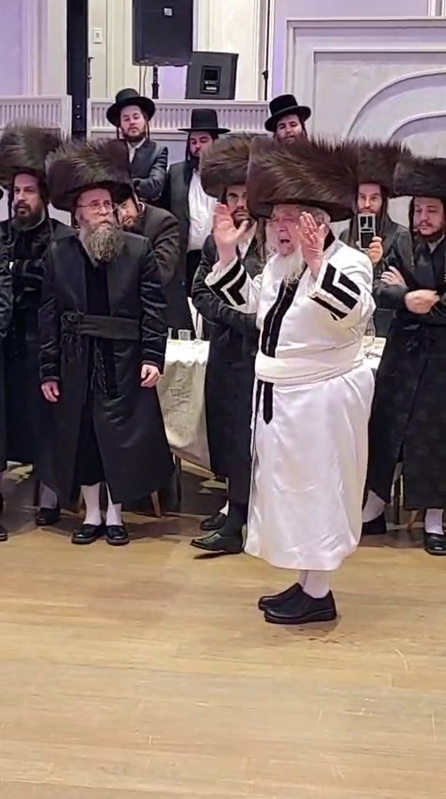 האדמו"ר מקרעטשניף סיגעט בשירת 'זכרנו לחיים'