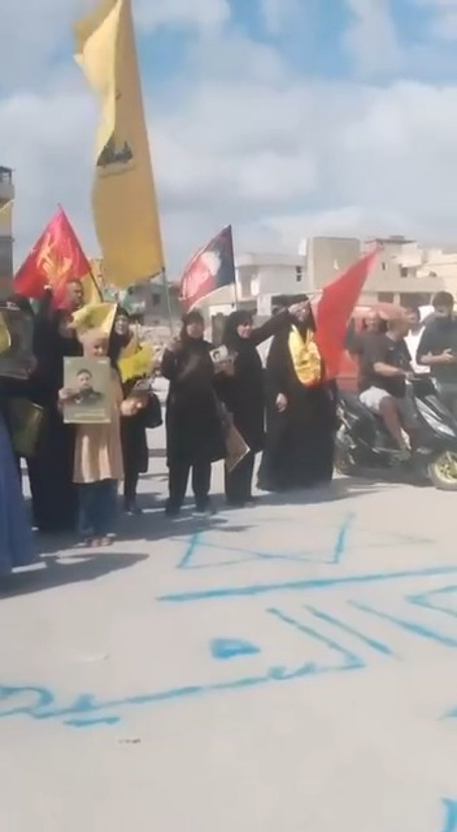 תומכי חיזבאללה מפגינים באל חיאם