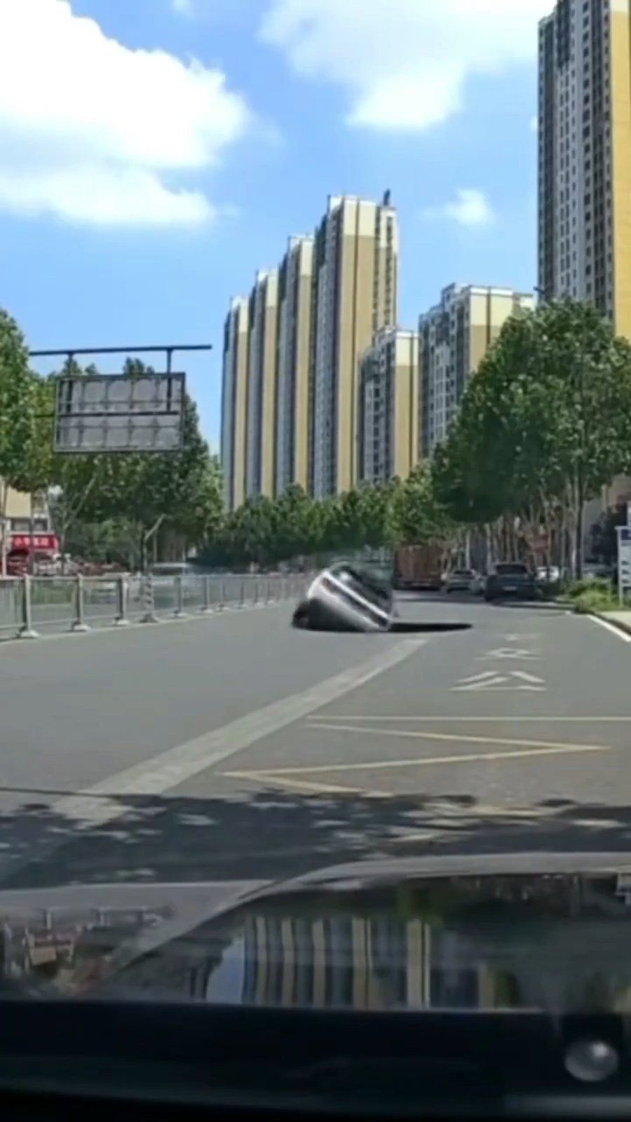 הרכב נבלע בכביש