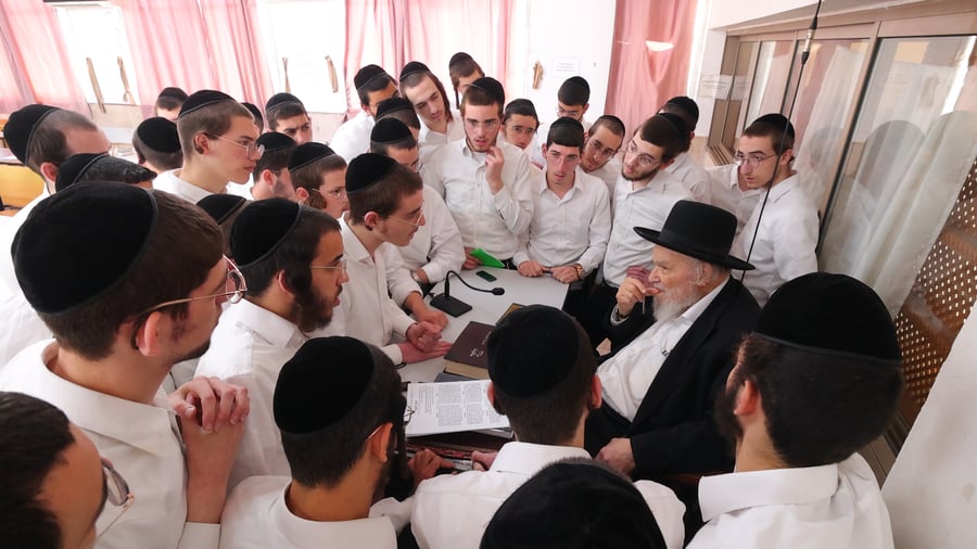 הגאון רבי משה הלל הירש במסירת שיעור