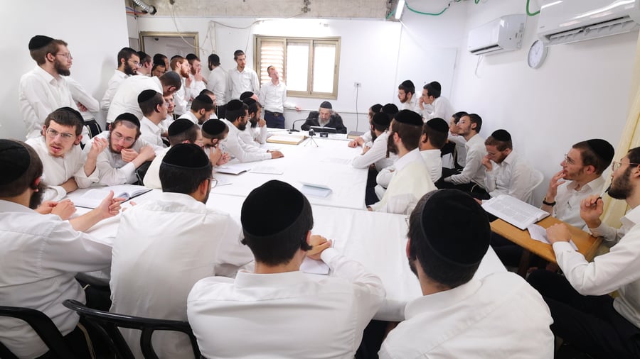 הגאון רבי דב לנדו במסירת שיעור