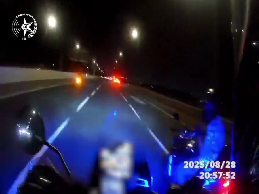 רוכב האופנוע מרים גלגל