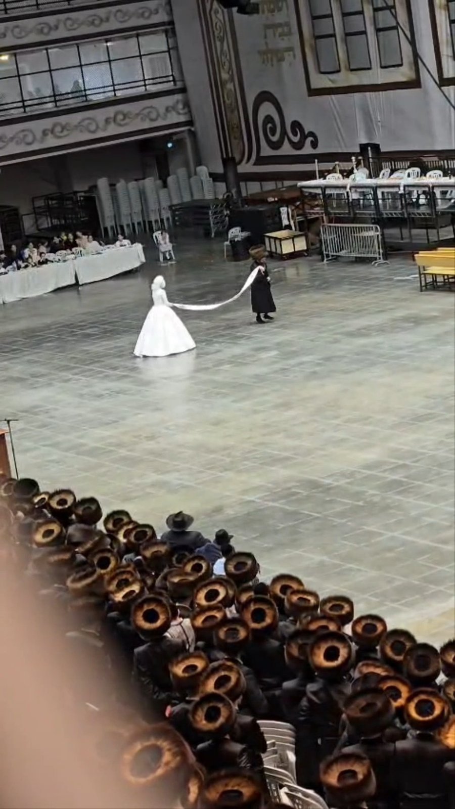 האדמו"ר מרחמסטריווקא אוקנוויין בריקוד מצווה טאנץ