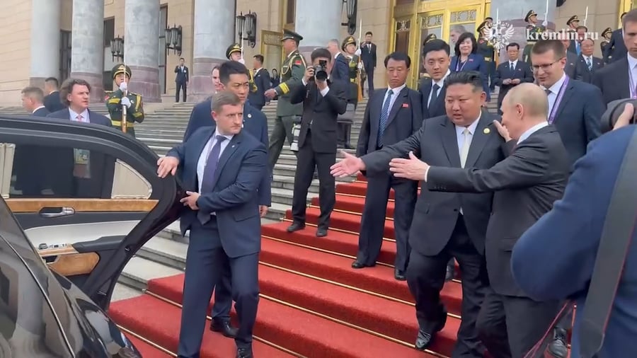 התווכחו מי ייכנס שני