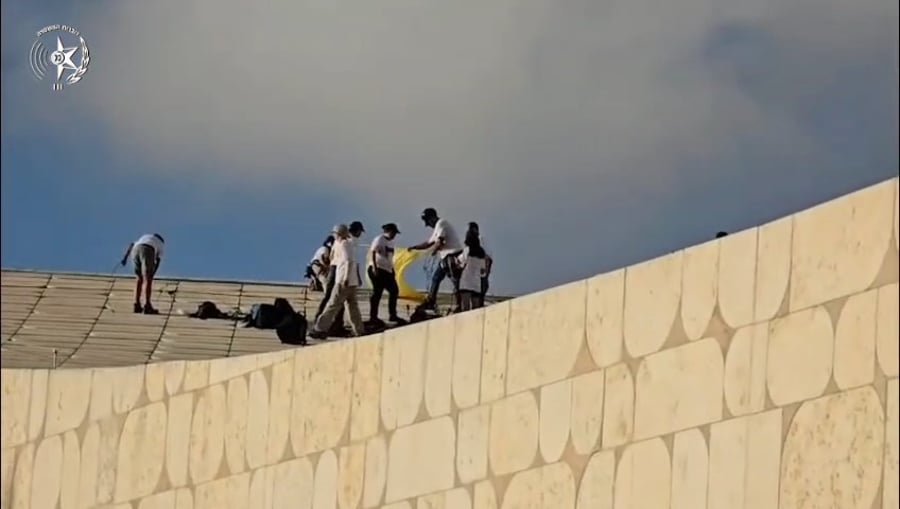 מפגינים מתבצרים בגג הספרייה הלאומית