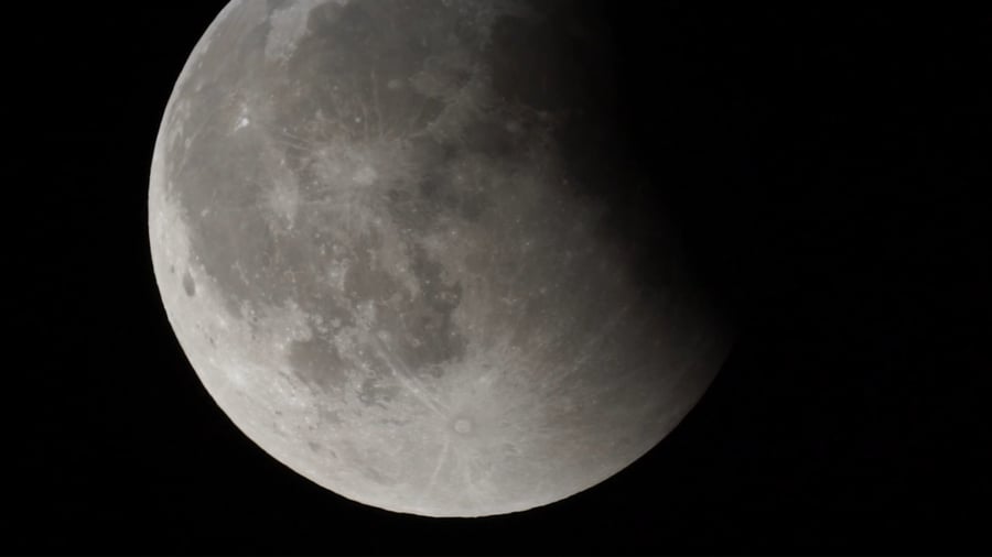 ליקוי הירח מבעד לעדשת הטלסקופ