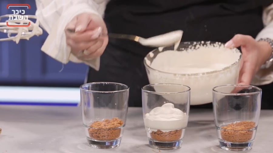 מוס קפה ולוטוס ב-10 דקות עבודה - צפו בהכנה שלב אחר שלב