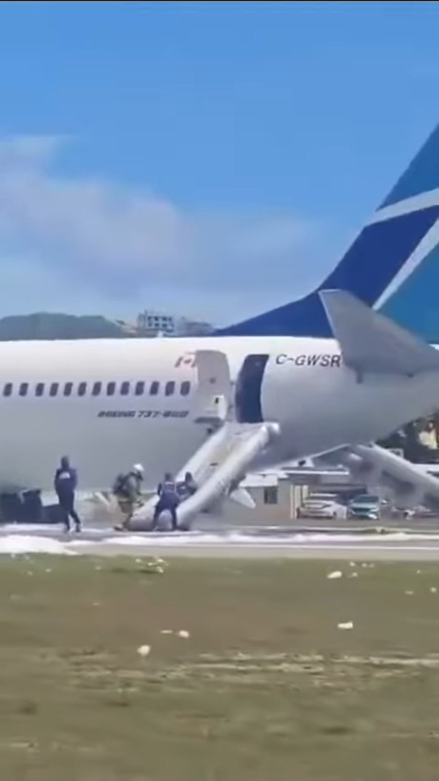 הנוסעים המבוהלים יורדים במגלשות החירום