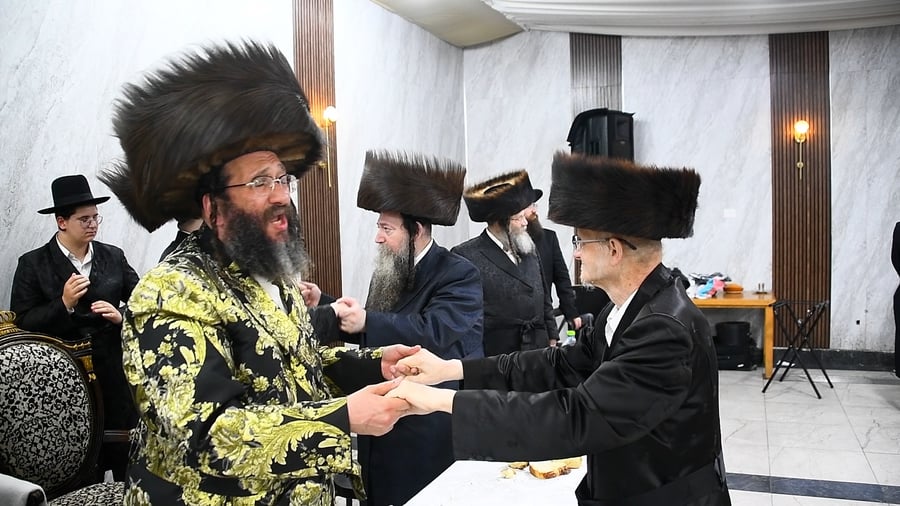 האדמו"ר מספינקא רמת אהרן בריקוד עם בצלאל דים