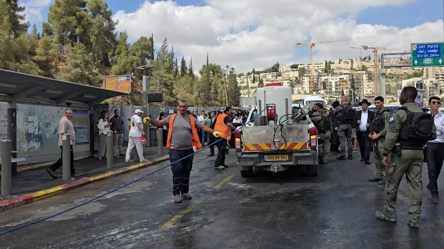 ניקוי הדם שנשפך בזירת הפיגוע בירושלים