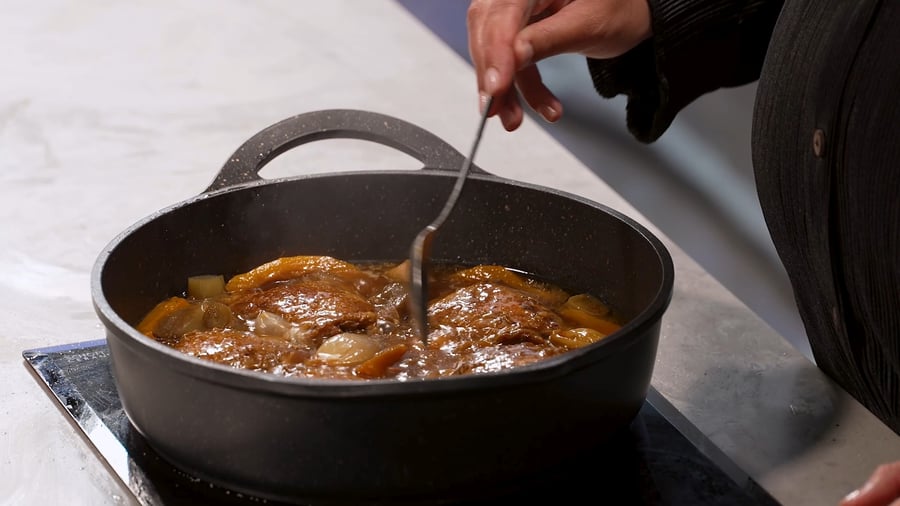 עוף מקורמל עם דלעת ושאלוט - צפו בהכנה שלב אחר שלב