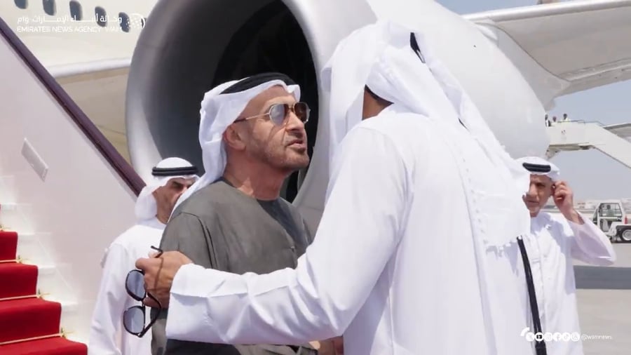 נשיא איחוד האמירויות בנחיתתו במדינה