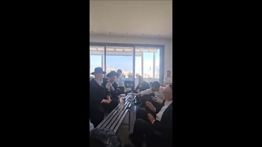 הגר"י זילברשטיין בניחום אבלים אצל הורי הקדוש הרב ישראל מצנר הי"ד