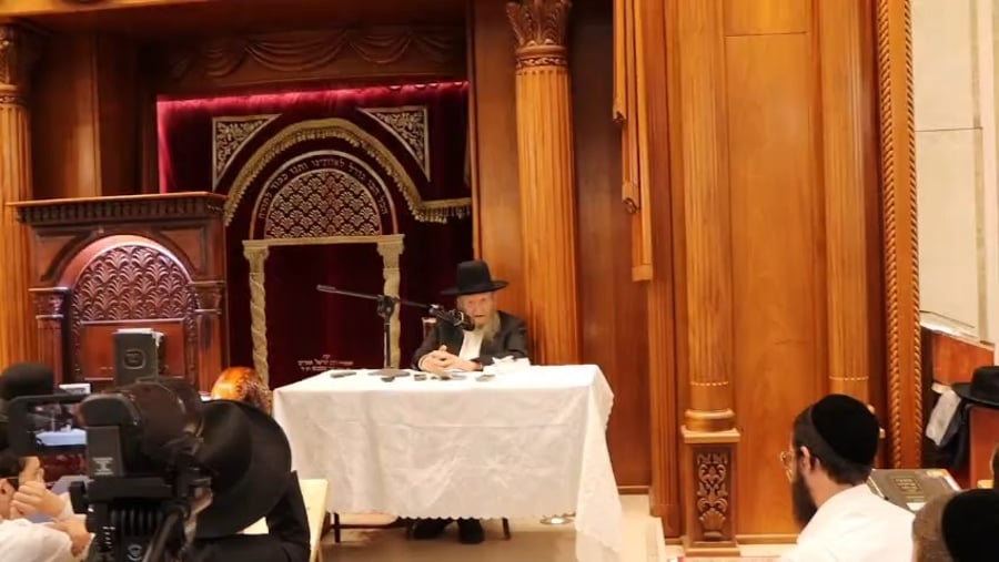 הגאון רבי דן סגל בשיחה בישיבת פוניבז'