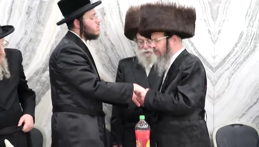 שמחת אירוסי בת הגה"צ גאב"ד זוועהיל