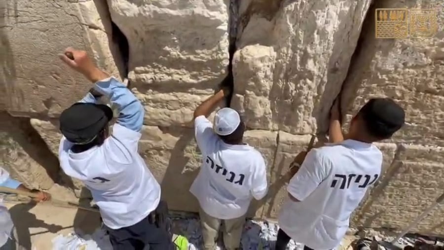 פינוי הפתקים מאבני הכותל | צפו