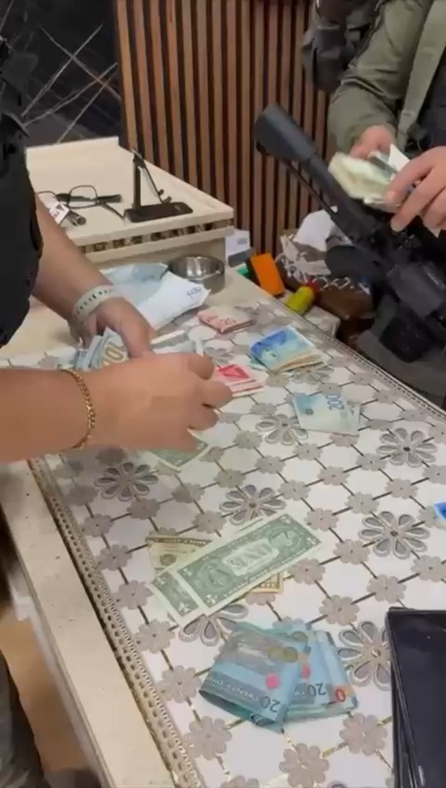 המצערים והכסף שנתפס