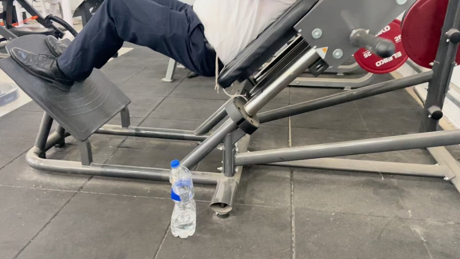 תרגיל דחיקת רגליים במכונה (Leg Press) מתמקד בעיקר בשרירי הרגליים והישבן, ומופעלים בו שרירי הארבע ראשי (ירך קדמית), שרירי הירך האחורית, ושרירי התאומים