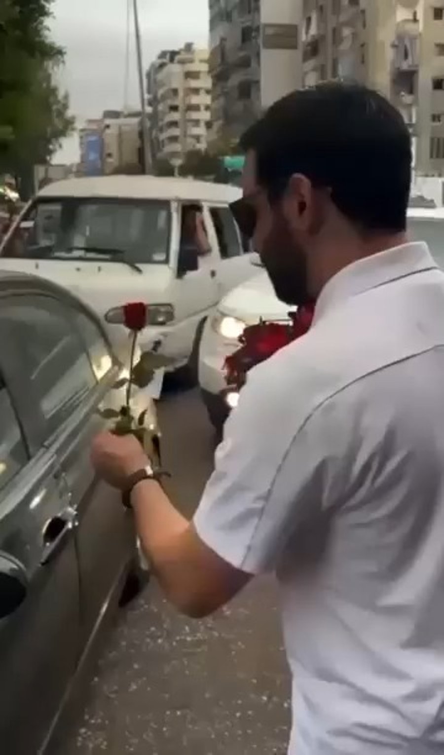 הפצועים מחלקים פרחים