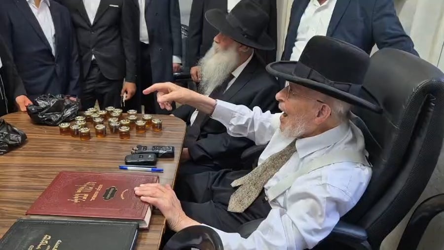 הגאון רבי יצחק אזרחי בשירה עם הבחורים