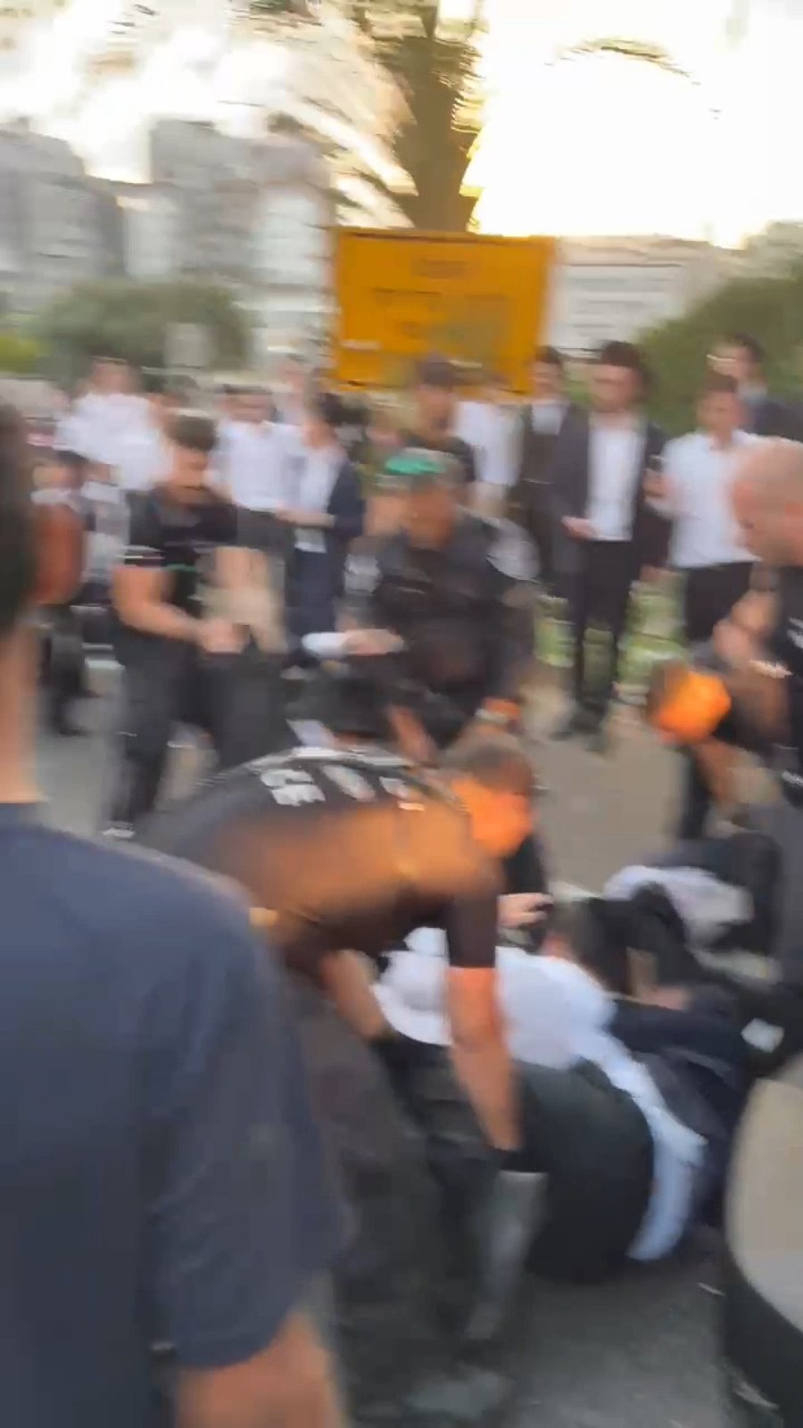 קצין תוקף מפגין