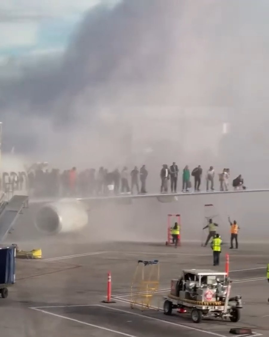 המטוס בוער והנוסעים מתפנים דרך כנף המטוס