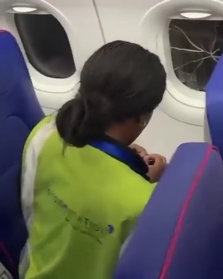 מדביקה את החלון השבור עם סלוטייפ