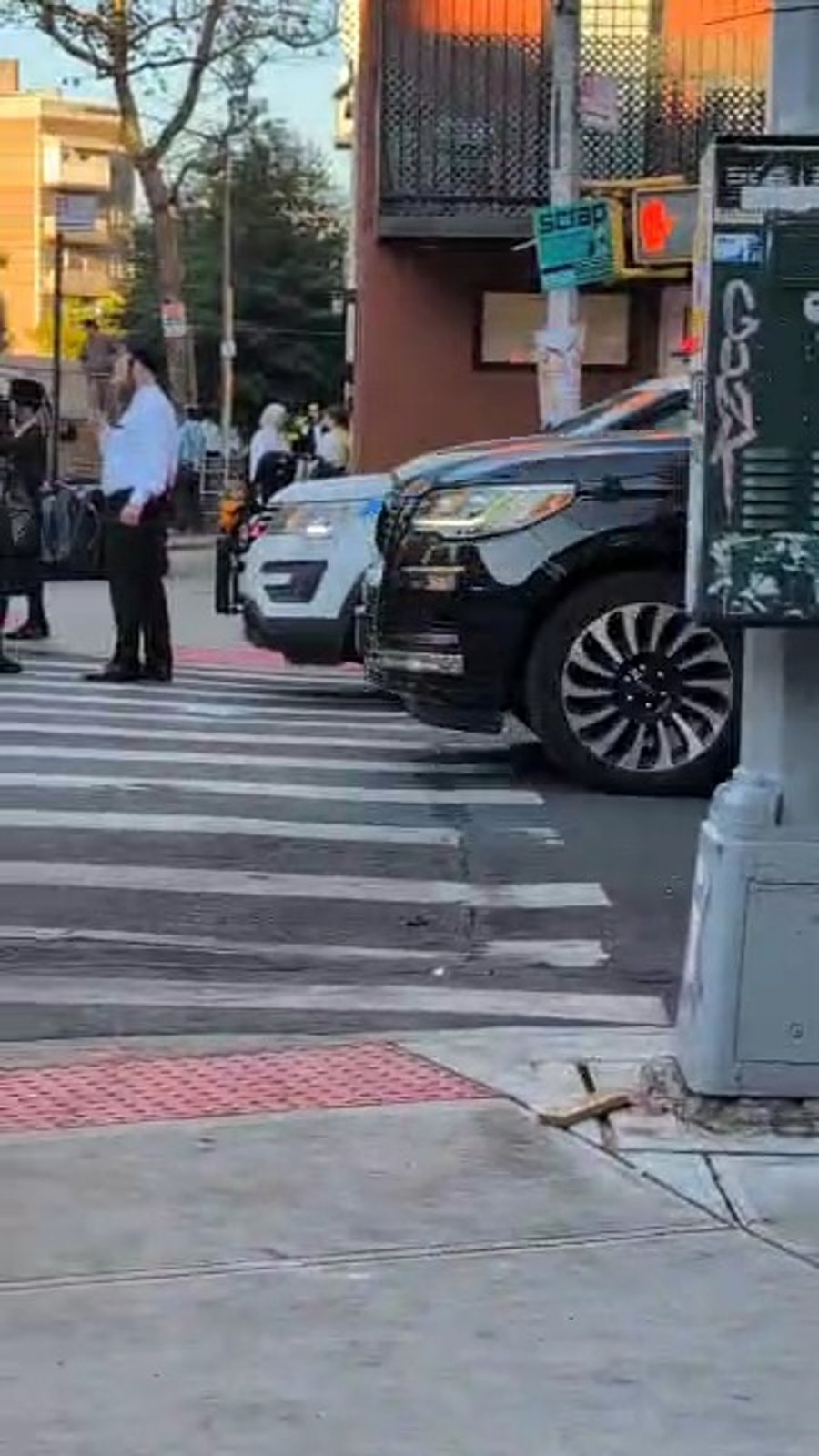 ההכנות מחוץ לאולם פרדס פיגא בוויליאמסבורג