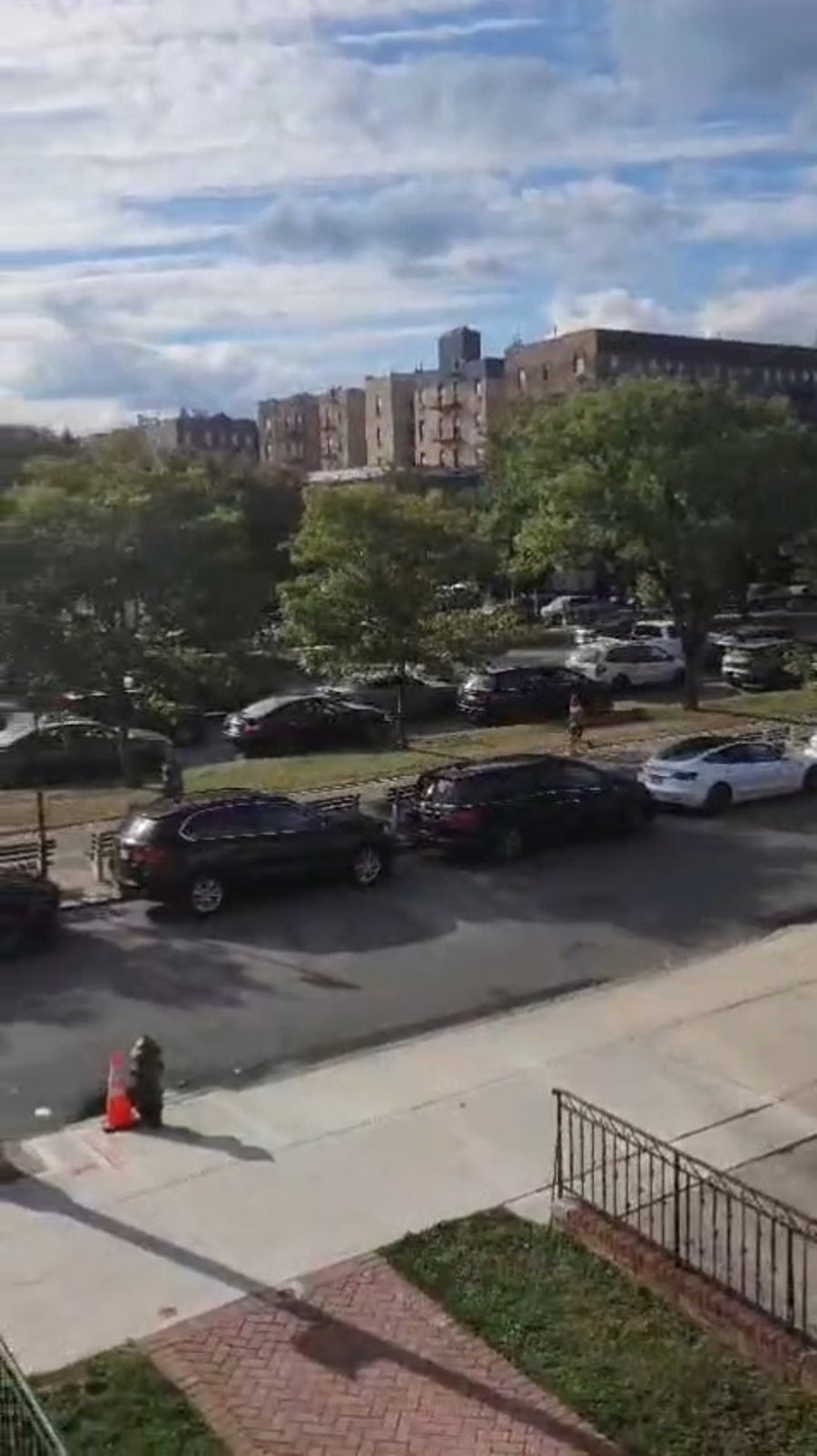 השיירה שועטת ברחובות ברוקלין